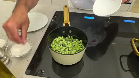 Cuando empiece a hervir, introduce las habitas Cuando empiece a hervir, introduce las habitas