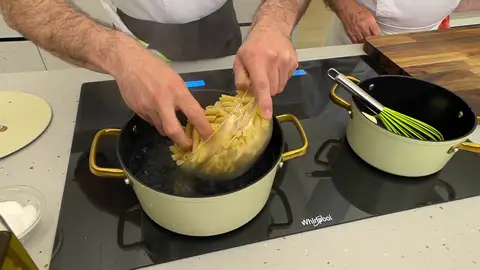 Cuando empiece a hervir, introduce la pasta Cuando empiece a hervir, introduce la pasta