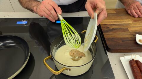 Incorpora el paté y la nuez moscada