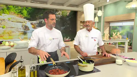 Corta el chorizo en trozos pequeños y sofríelo en una sartén sin aceite Corta el chorizo en trozos pequeños y sofríelo en una sartén sin aceite