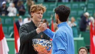 Jannik Sinner y Carlos Alcaraz tras la final de Montecarlo