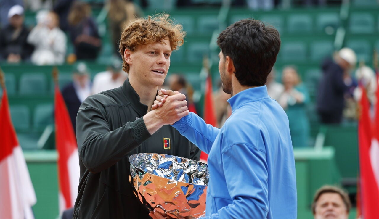 Jannik Sinner y Carlos Alcaraz tras la final de Montecarlo