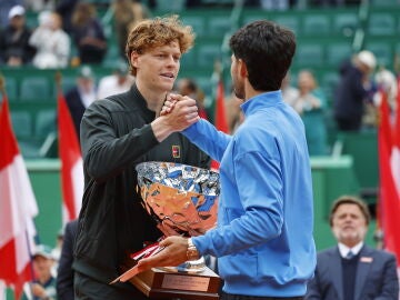 Jannik Sinner y Carlos Alcaraz tras la final de Montecarlo