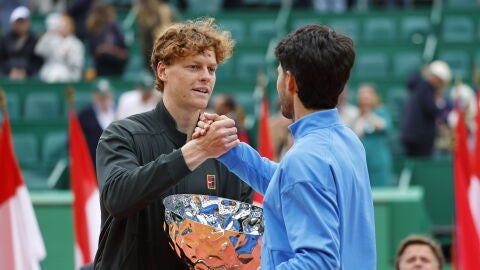 Jannik Sinner y Carlos Alcaraz tras la final de Montecarlo