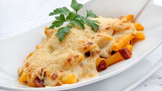 Macarrones con chorizo gratinados