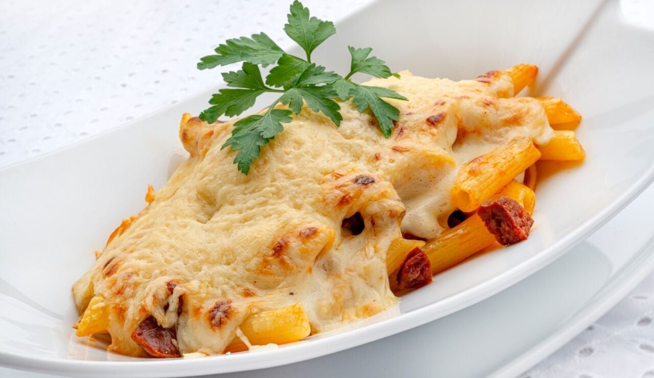 Macarrones con chorizo gratinados