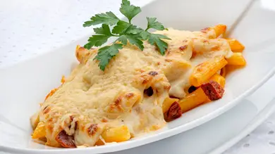 Macarrones con chorizo gratinados, de Joseba Arguiñano: una receta clásica con una bechamel enriquecida Macarrones con chorizo gratinados, de Joseba Arguiñano: una receta clásica con una bechamel enriquecida