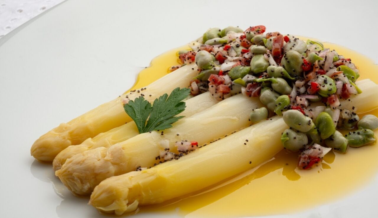 Receta de temporada de Karlos Argui&ntilde;ano: esp&aacute;rragos frescos con habitas