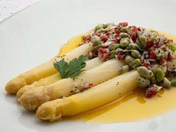 Receta de temporada de Karlos Argui&ntilde;ano: esp&aacute;rragos frescos con habitas