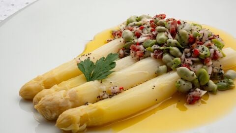 Receta de temporada de Karlos Argui&ntilde;ano: esp&aacute;rragos frescos con habitas