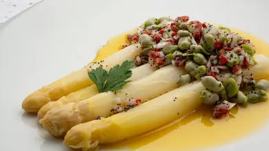 Receta de temporada de Karlos Arguiñano: espárragos frescos con habitas Receta de temporada de Karlos Arguiñano: espárragos frescos con habitas