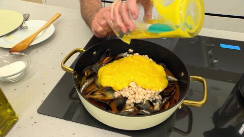 Agrega las alubias (con el caldo) y las hortalizas trituradas