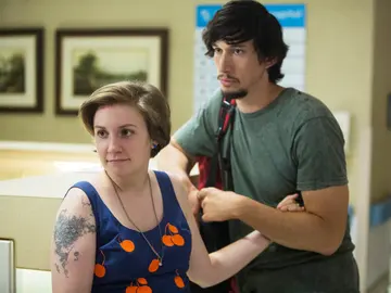 Lena Dunham y Adam Driver en Girls Lena Dunham y Adam Driver en Girls