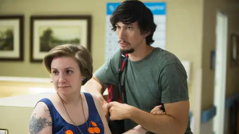 Lena Dunham y Adam Driver en Girls Lena Dunham y Adam Driver en Girls