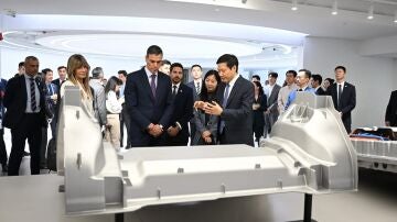 Pedro Sánchez y Begoña Gómez con empresarios chinos