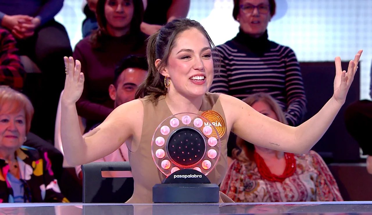 “¡Escándalo!”: El insólito motivo por el que María Parrado empieza a piropear a Aníbal Gómez en Pasapalabra