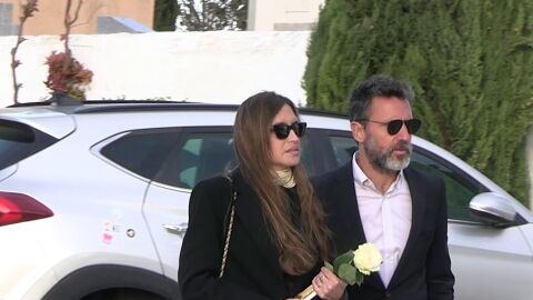 Sara Carbonero y Jota Cabrera saliendo en el entierro de Goyi Arévalo