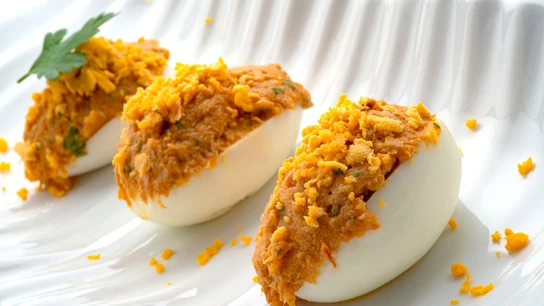 Huevos rellenos de atún Huevos rellenos de atún