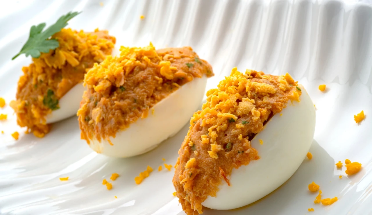 Huevos rellenos de atún