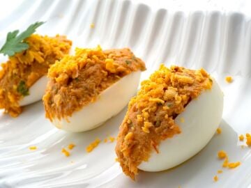 Huevos rellenos de at&uacute;n