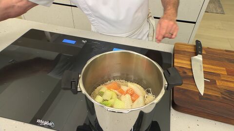 Cierra la red e introdúcela en la olla