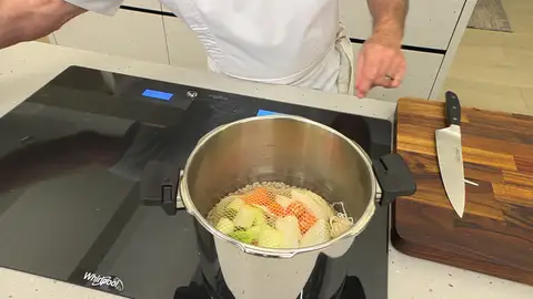 Cierra la red e introdúcela en la olla Cierra la red e introdúcela en la olla