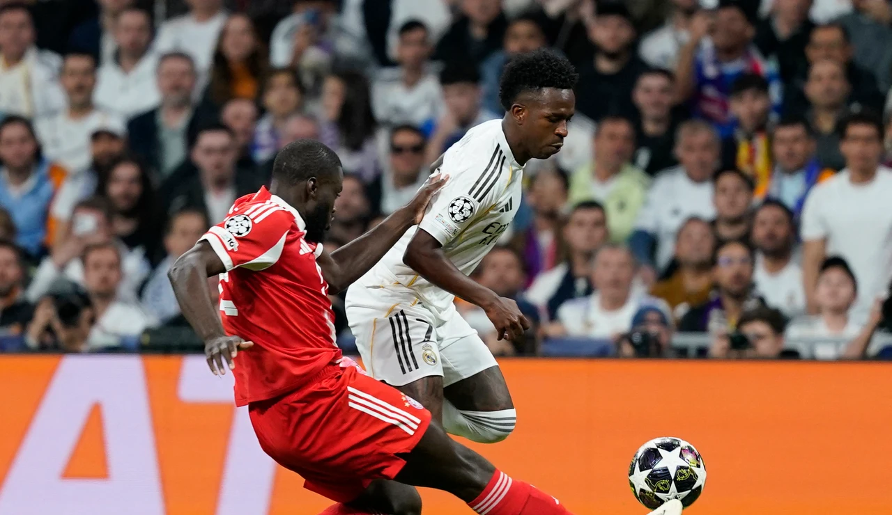 Vinícius y Upamecano, en una acción durante el partido de ida