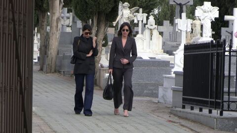 Isabel Jiménez y Raquel Perera salen del cementerio