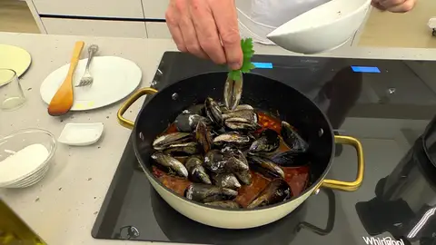 Añade los mejillones bien limpios Añade los mejillones bien limpios