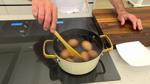 Cuando empiece a hervir, introduce los huevos