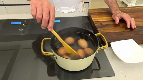 Cuando empiece a hervir, introduce los huevos Cuando empiece a hervir, introduce los huevos