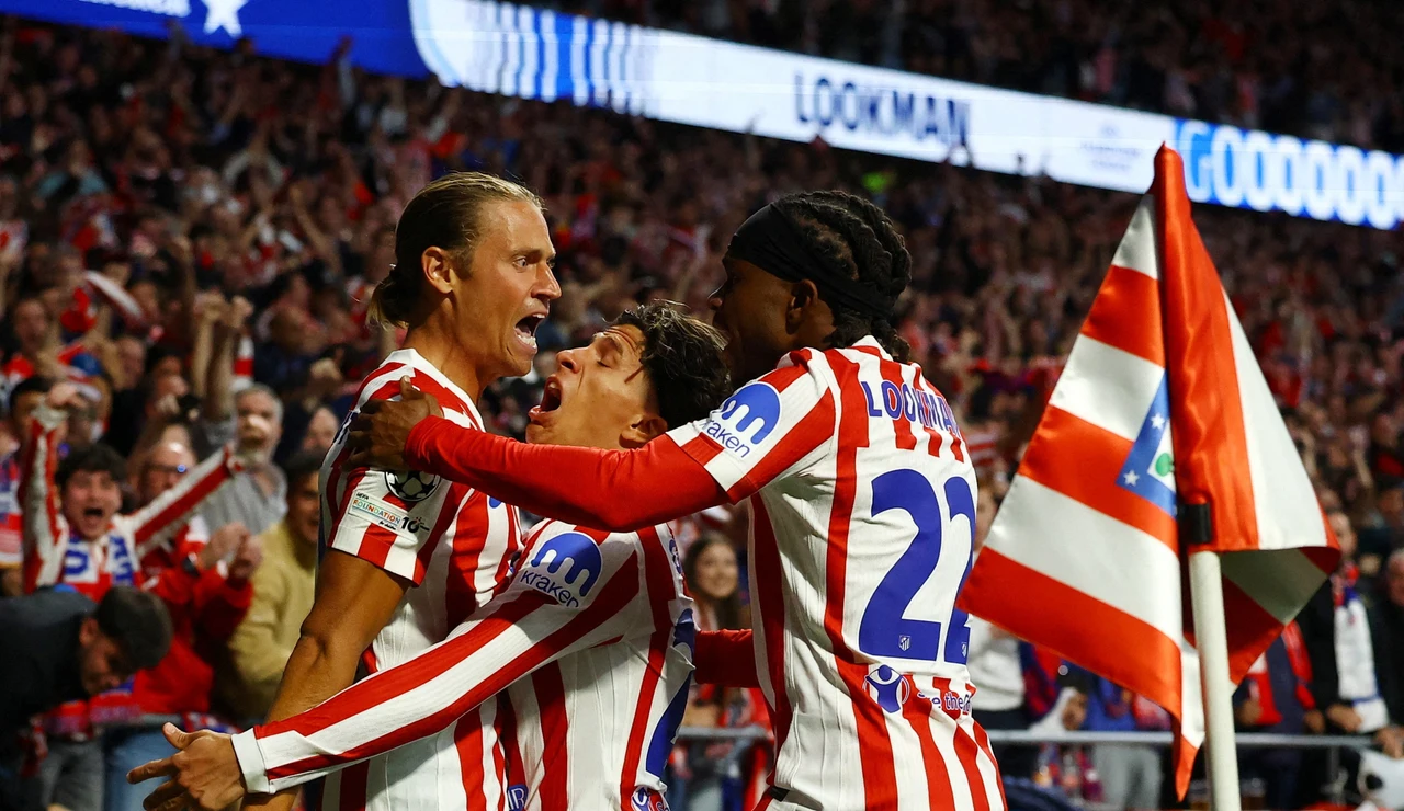 Lookman celebra su gol con Giuliano y Llorente