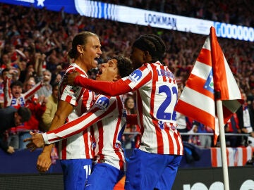 Lookman celebra su gol con Giuliano y Llorente