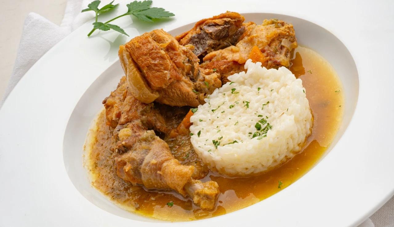 Gallina en pepitoria con arroz blanco, de Arguiñano: saciedad, energía y bienestar al mismo tiempo