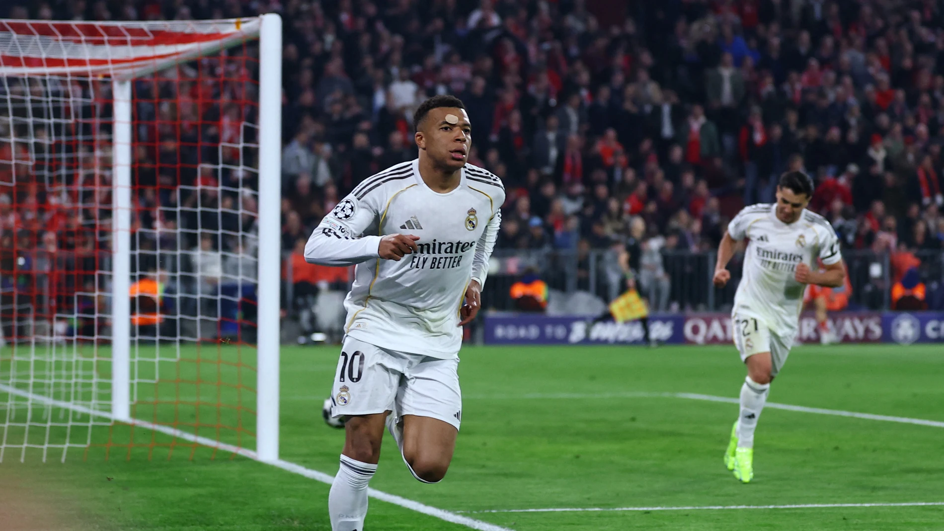 Mbappé celebra su gol en el Allianz Arena Mbappé celebra su gol en el Allianz Arena
