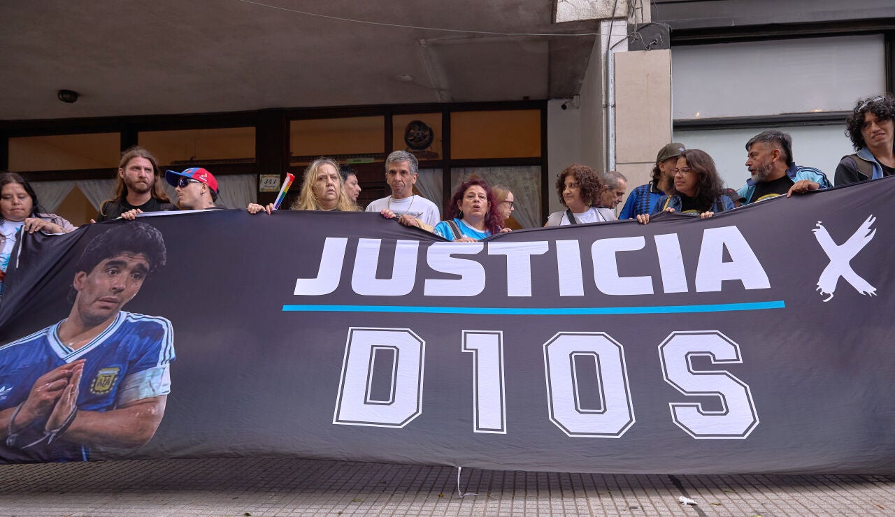 Simpatizantes de Diego Armando Maradona se manifiestan en el exterior del tribunal de San Isidro
