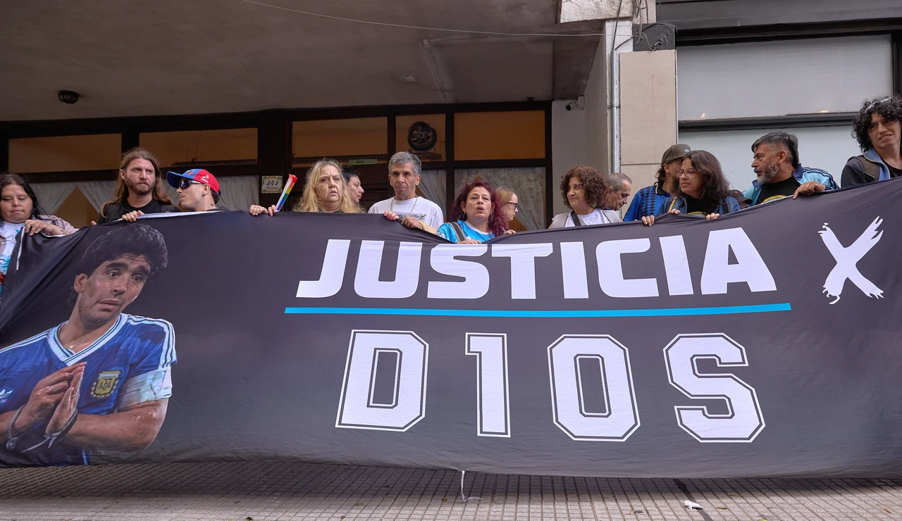 Simpatizantes de Diego Armando Maradona se manifiestan en el exterior del tribunal de San Isidro