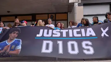 Simpatizantes de Diego Armando Maradona se manifiestan en el exterior del tribunal de San Isidro Simpatizantes de Diego Armando Maradona se manifiestan en el exterior del tribunal de San Isidro