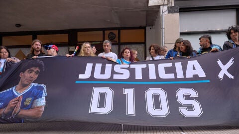 Simpatizantes de Diego Armando Maradona se manifiestan en el exterior del tribunal de San Isidro