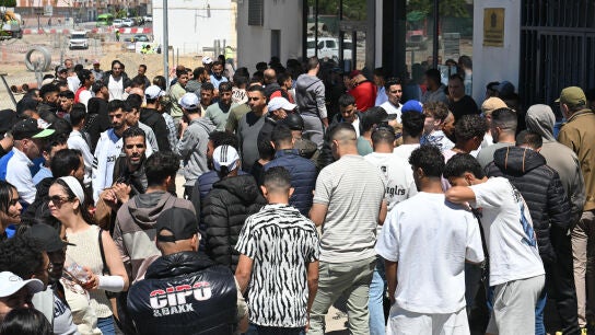 Colas para solicitar la regularizaci&oacute;n de migrantes en Espa&ntilde;a.