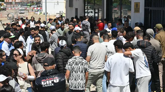 Colas para solicitar la regularización de migrantes en España. Colas para solicitar la regularización de migrantes en España.