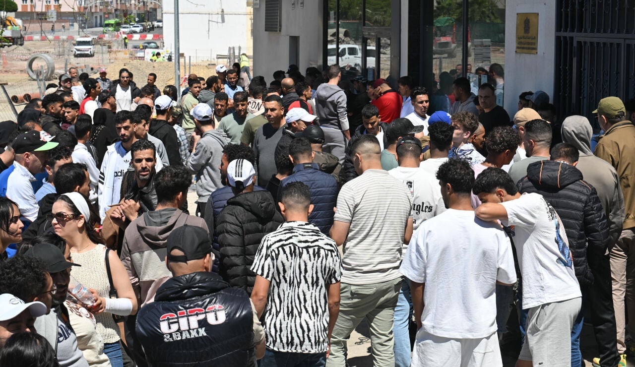Colas para solicitar la regularizaci&oacute;n de migrantes en Espa&ntilde;a.