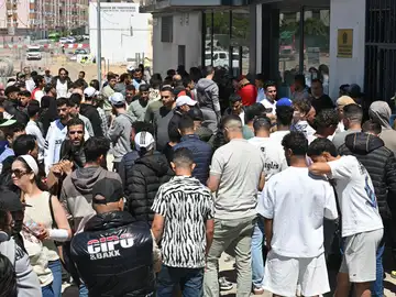 Colas para solicitar la regularización de migrantes en España. Colas para solicitar la regularización de migrantes en España.