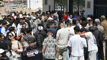 Colas para solicitar la regularización de migrantes en España. Colas para solicitar la regularización de migrantes en España.