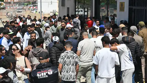 Colas para solicitar la regularización de migrantes en España. Colas para solicitar la regularización de migrantes en España.