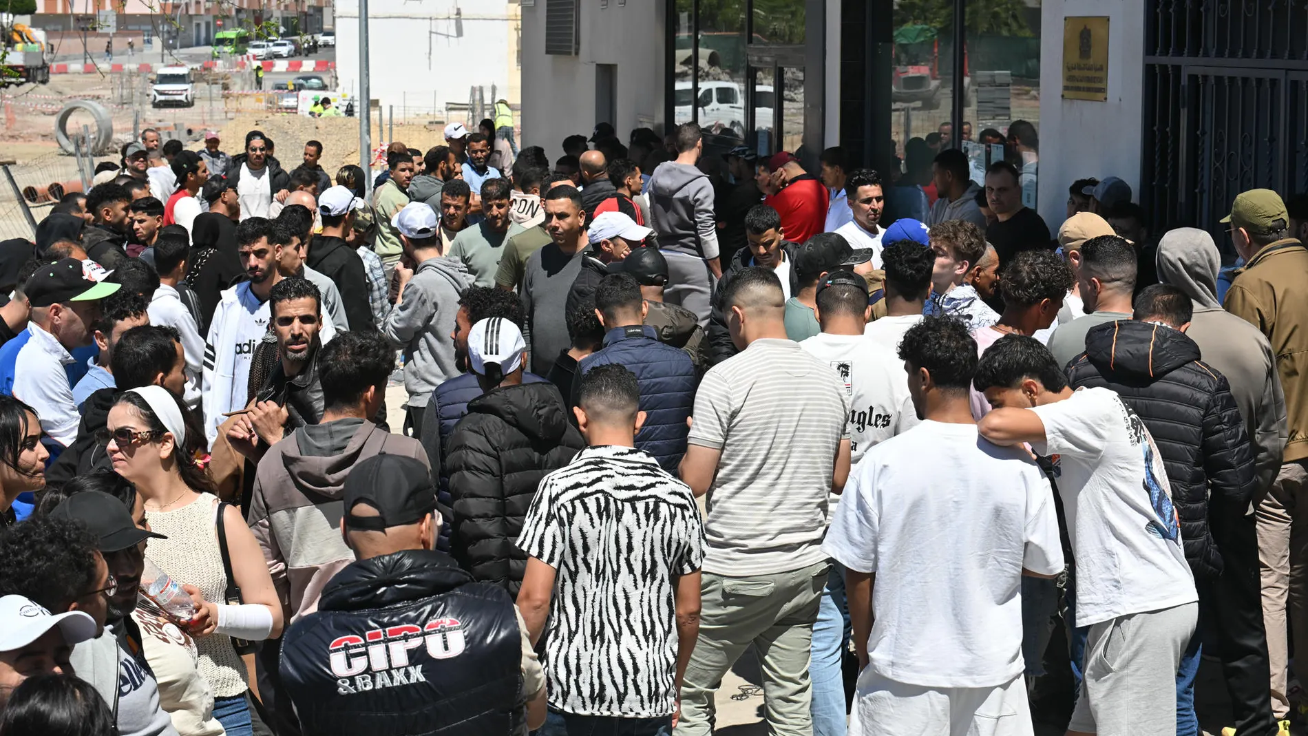 Latinoamericanos, jóvenes y en el sector de la hostelería: así es el perfil de los extranjeros que aspiran a la regularización en España Latinoamericanos, jóvenes y en el sector de la hostelería: así es el perfil de los extranjeros que aspiran a la regularización en España