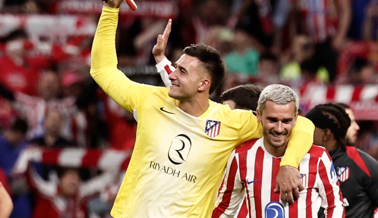  Juan Musso y Antoine Griezmann celebra el pase a semifinales de la Champions