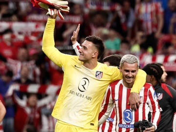  Juan Musso y Antoine Griezmann celebra el pase a semifinales de la Champions