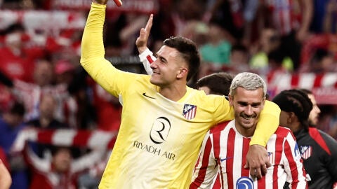  Juan Musso y Antoine Griezmann celebra el pase a semifinales de la Champions