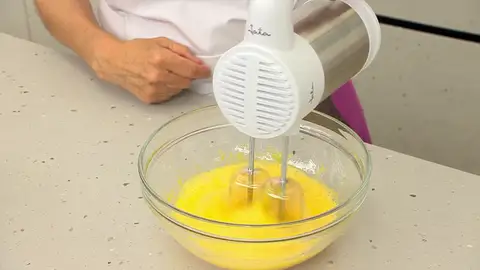 Ve integrando poco a poco la mantequilla fundida y el queso ricota Ve integrando poco a poco la mantequilla fundida y el queso ricota